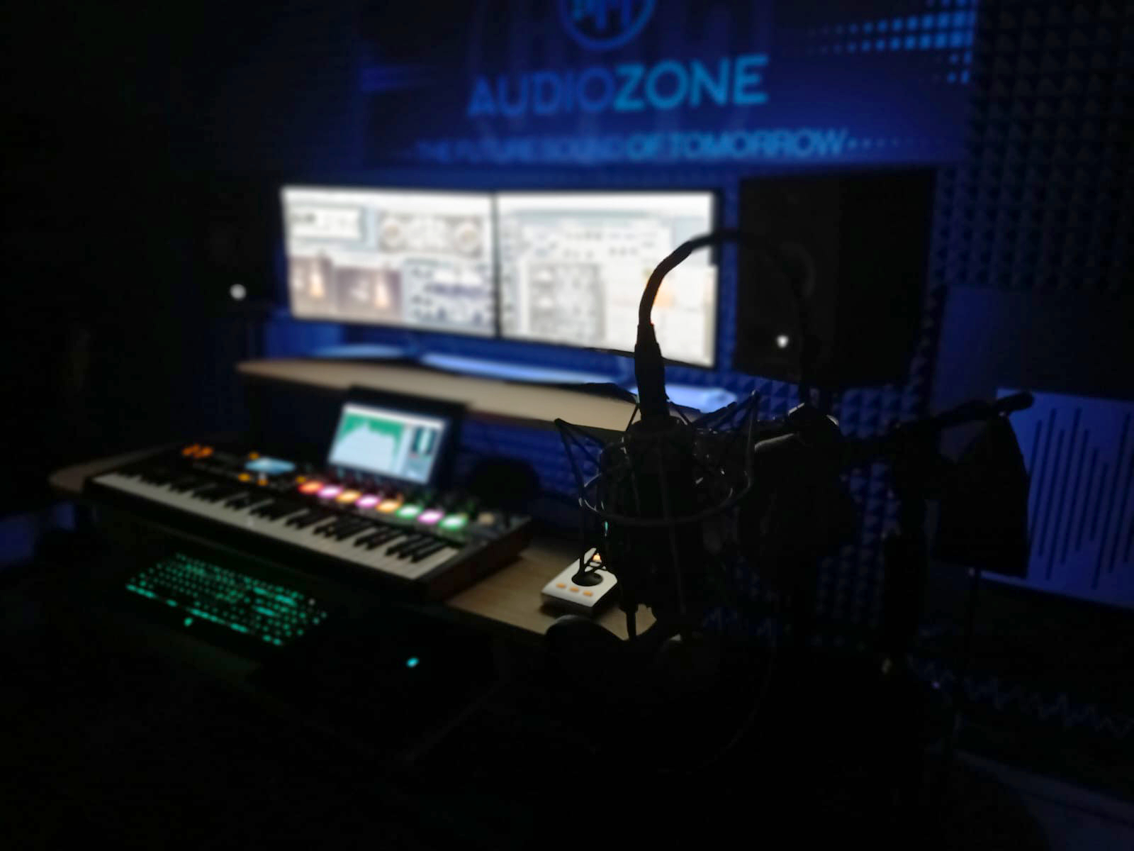 Audiozone studios italy trailer music studio microphone Audiozone studios italy trailer music studio microphone